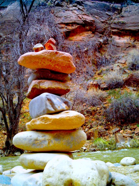 People made rock sculptures all over the beach. 