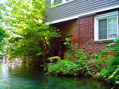 My favorite house. Sooooo close to the water..