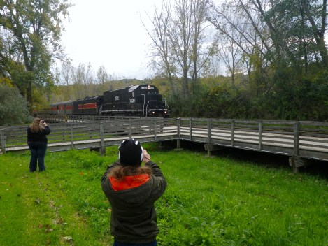 The train’s a-comin’! 